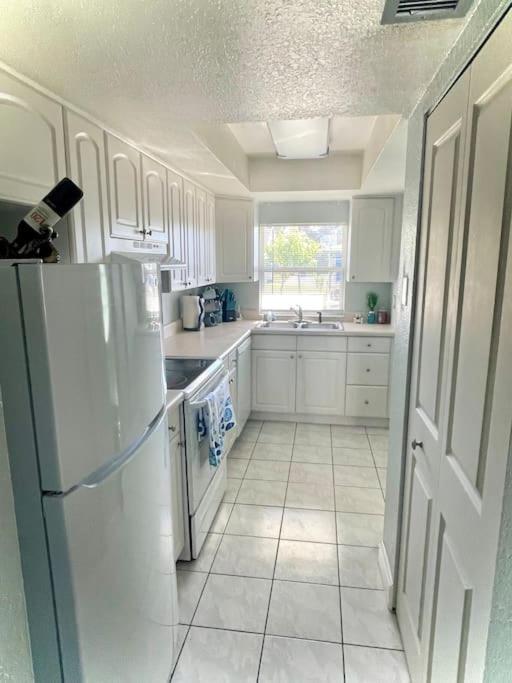 Sparkling 2Bed 1Bath Beach Home - Unit 214 Какао-Бич Экстерьер фото